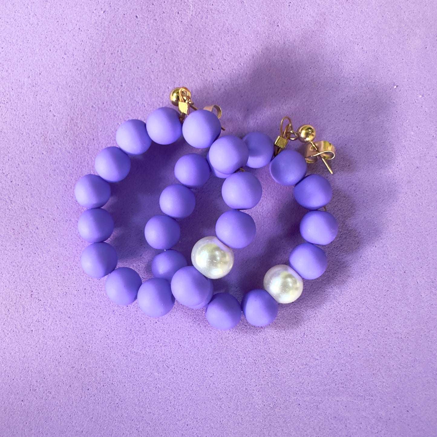 Suzie’s purple earrings/Les BO violettes de Suzie